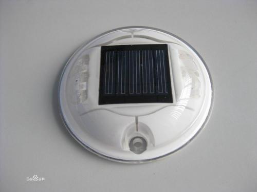 太阳能道钉灯
