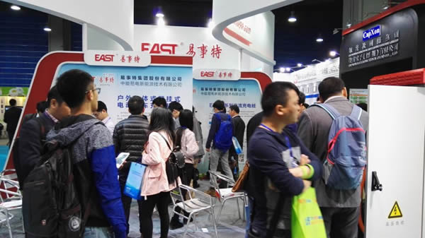 易事特在2016广州国际新能源汽车充电桩博览会上成为媒体追逐的焦点
