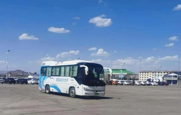 鸿达兴业氢能通勤大巴在内蒙古乌海市化工股份公司正式运行