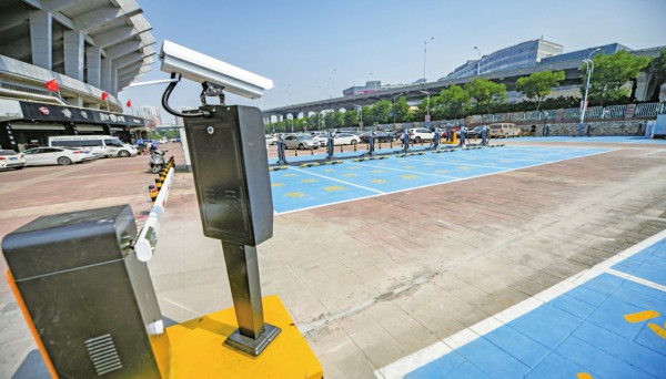 山东省体育中心充电车位实施分区管理 纯电动汽车两小时内免收停车费