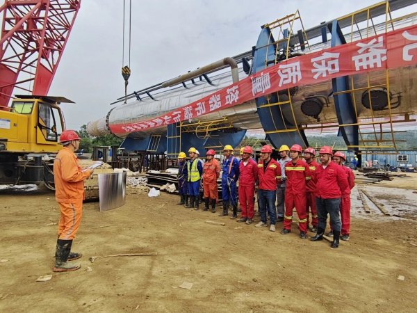 中国化学工程六化建华南分公司重庆润宇可持续航空燃料项目两大“地标重器”顺利吊装就位(图1)